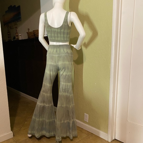 2 pieces bell bottom and top inseam 34 inches - Picture 3 of 12